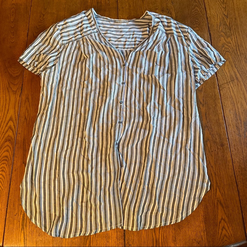Lightweight button down tee - Picture 2 of 3